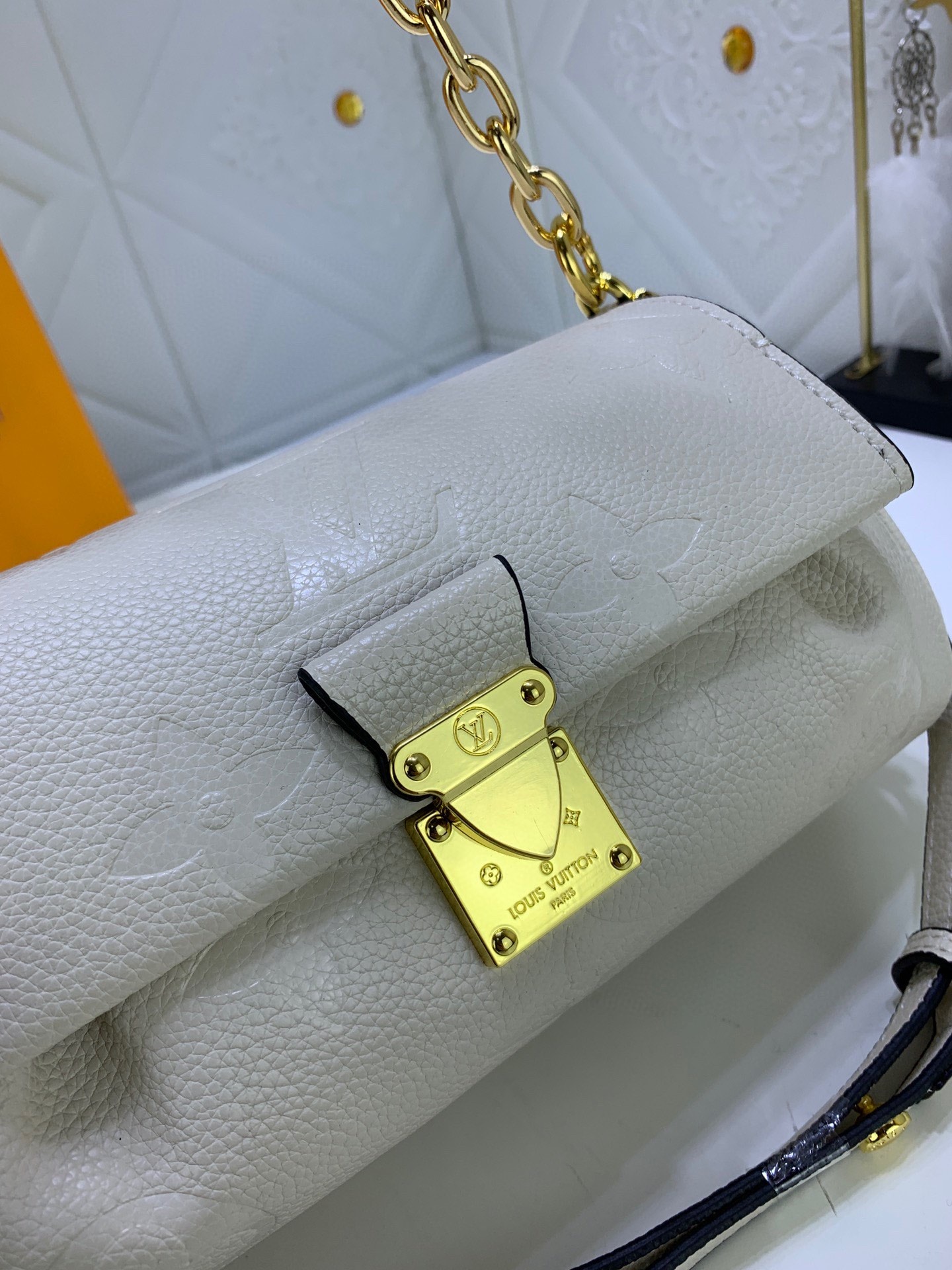 LOUIS VUITTON FAVORITE BAG WHITE 24CM M46393 - Serazan